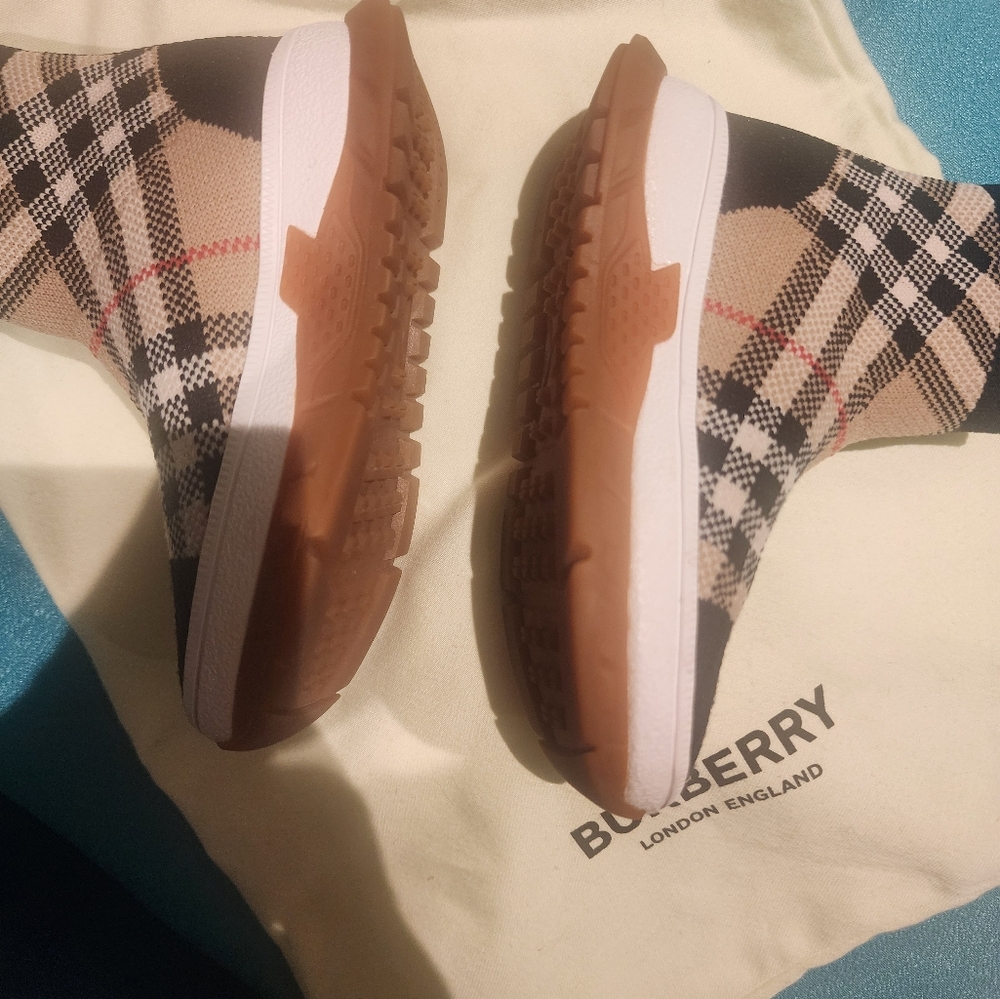 Burberry sneakers sock for toddler girl. - Picture 4 of 13